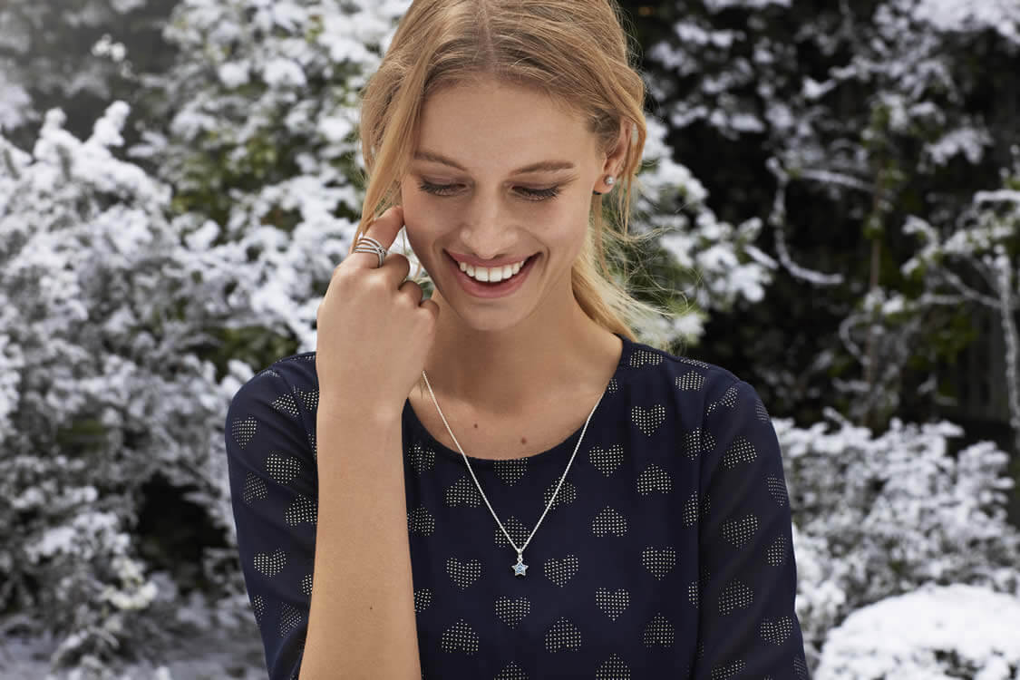 Sevgiliye yeni yıl hediyesi olarak saat ve mücevher